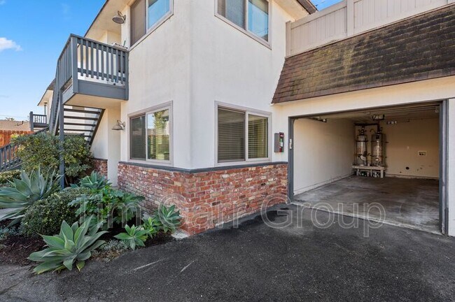 Building Photo - 2048 Garden Ln