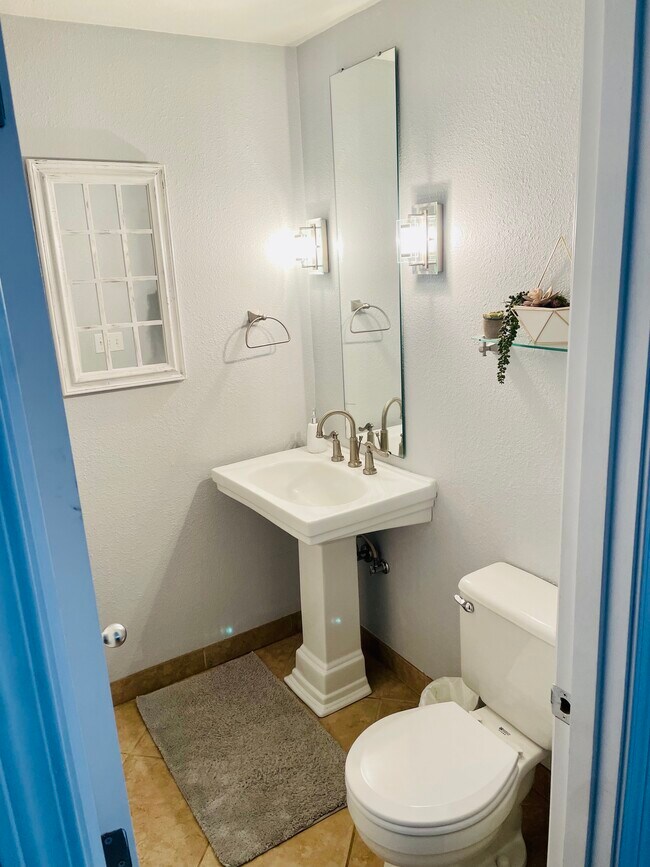 Building Photo - 20390 Fairway Dr