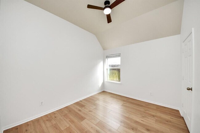Building Photo - 5931 Mettler Ln
