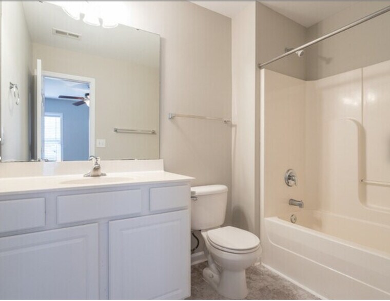 Building Photo - 511 Elm Ave