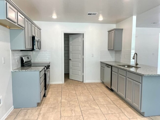 Building Photo - 914 Indian Plns Rd