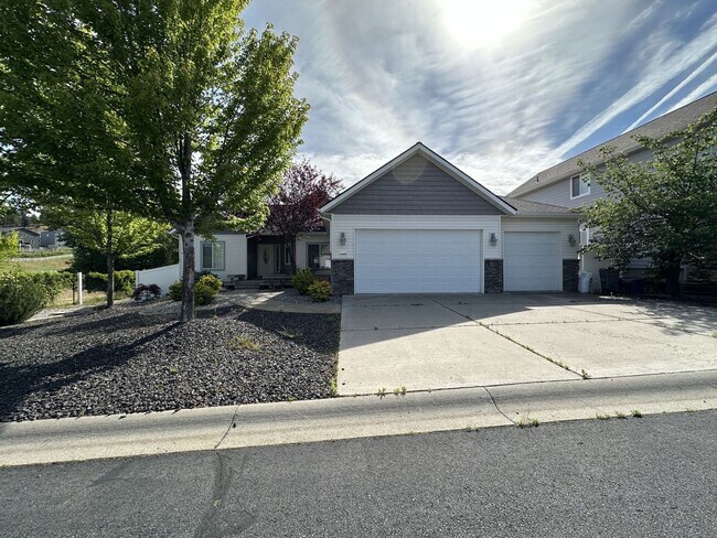 Building Photo - Spacious One-Level Living – 3 Bedrooms, 2 Baths, Central Valley School District