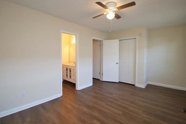 Building Photo - 1410 Country Club Ct