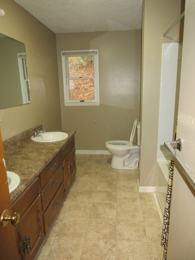 Building Photo - $1,780 - 3 Bedroom 1.5 Bathroom Unfurnishe...