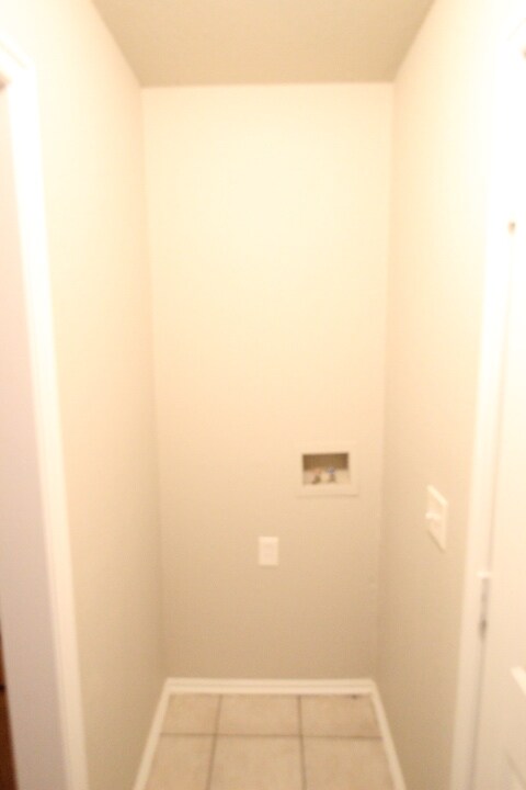 Building Photo - 1900 Terrace Lawn Dr