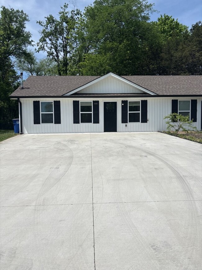 Building Photo - Spacious Duplex with Fenced-In Backyard!