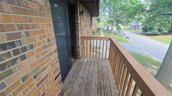 Building Photo - 5 Yorkshire Ln