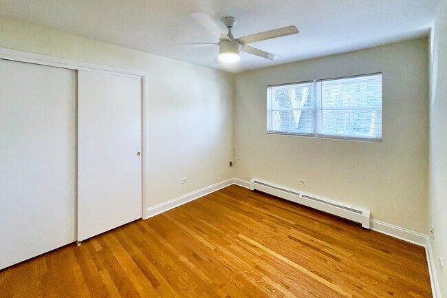 Building Photo - 1714 W Touhy Ave