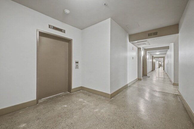 Building Photo - Penthouse-level 1 bed / 1 bath Condo at Bristol on Broadway