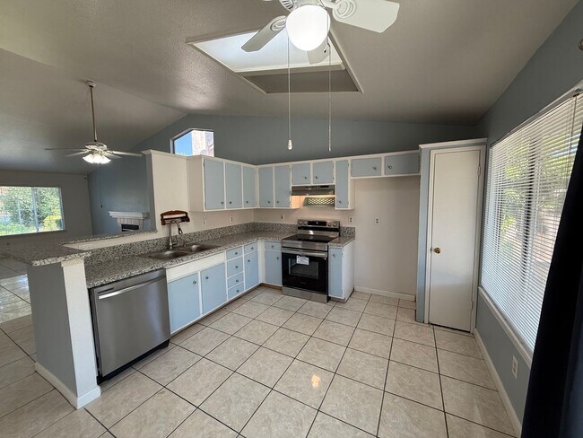Building Photo - Single story in Modesto!