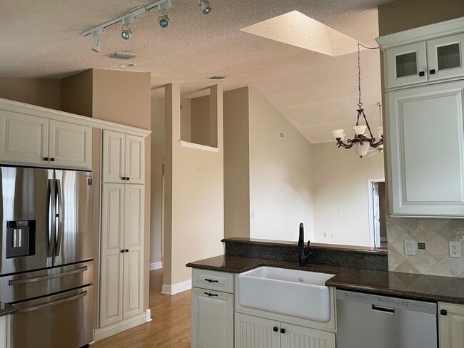Building Photo - 12861 Meadowbend Dr