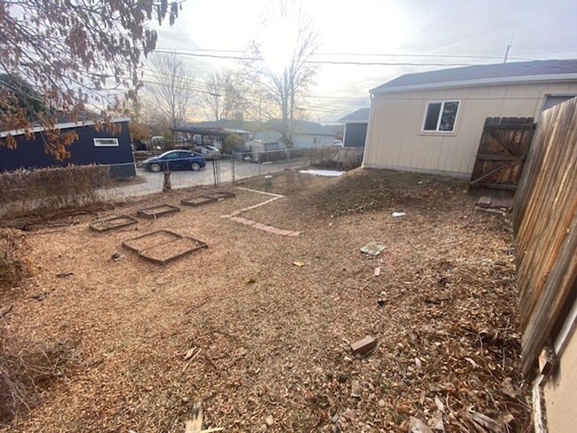 Building Photo - 3 bedroom House - Huge Backyard - 2 Car Ga...