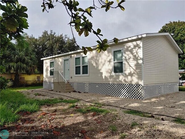 Building Photo - 496 SE San Jose St