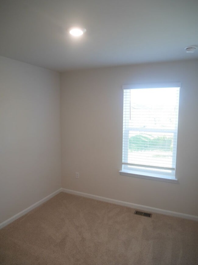 Building Photo - Modern End-Unit Townhouse in Sassafras Mea...