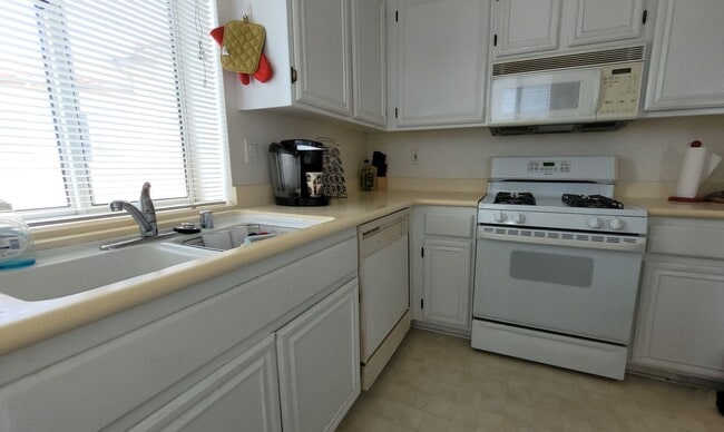 Building Photo - Conveniently Located In Rancho San Diego