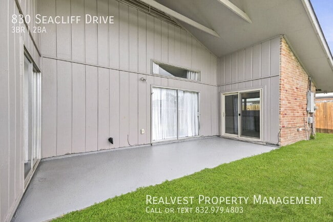 Building Photo - 830 Seacliff Dr