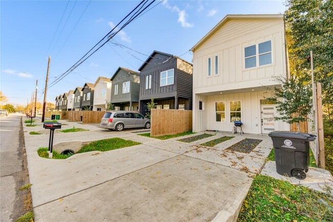 Building Photo - 1217 Dewalt St