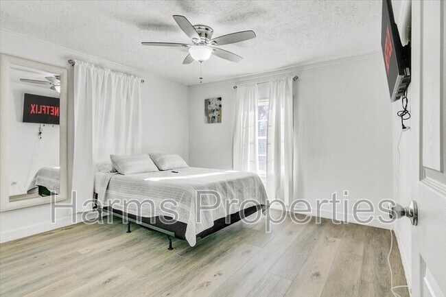 Building Photo - 185 Weiss Bluff Rd