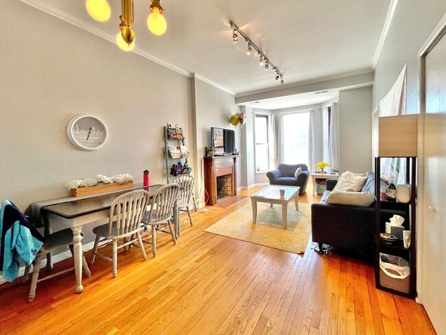 Building Photo - Spacious 2 bd/1 bath Condo in Lincoln Park!