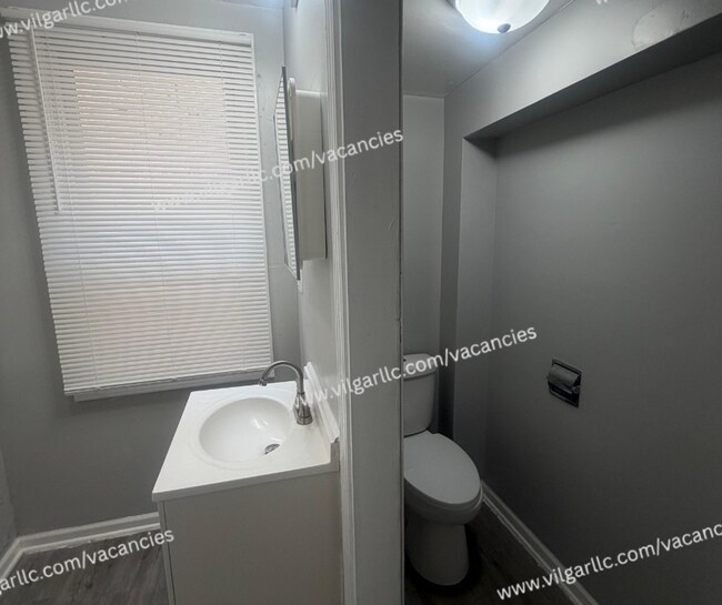Building Photo - 4842 Northcote Ave