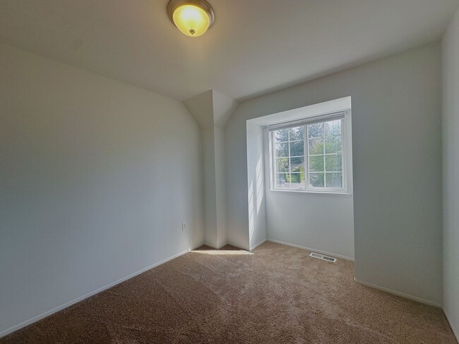 Building Photo - Beautiful 4-Bedroom 3-Bath Home in Marysvi...
