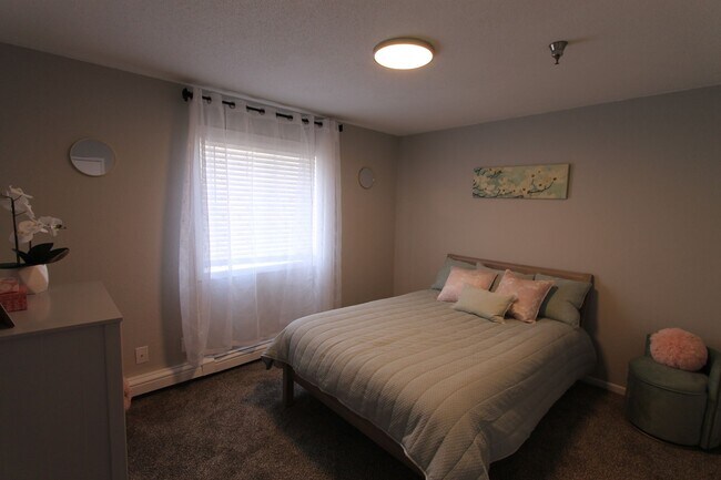 Building Photo - Spacious first floor one bedroom with mode...