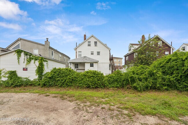 Building Photo - 113 12th Ave