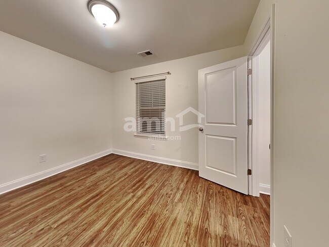 Building Photo - 106 Doral Blue Dr