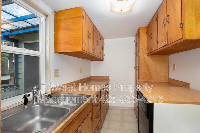 Building Photo - 1338 N 152nd St