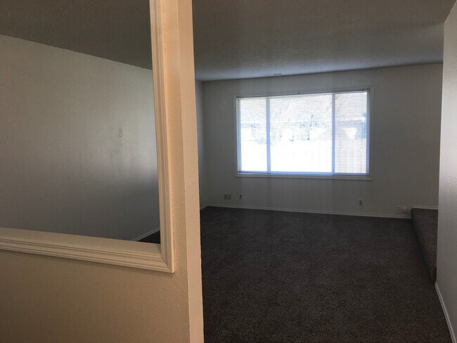 Building Photo - Adorable 3 Bed 2 Bath Ranch Style Home on ...