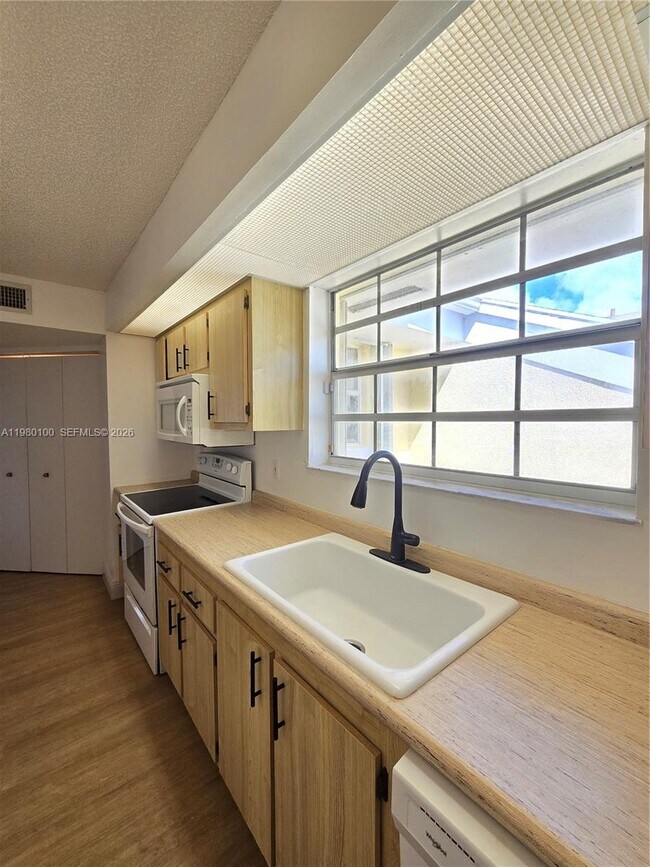 Building Photo - 2510 SE 19th Pl