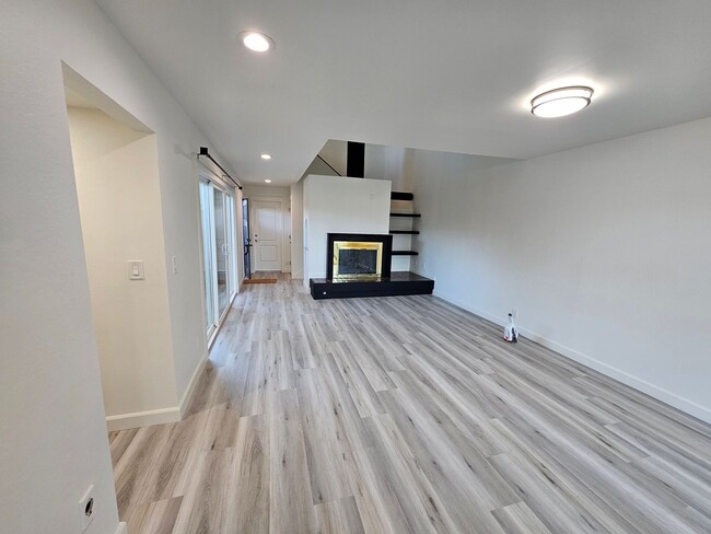 Building Photo - Gorgeous COMLETELY RENOVATED 3 Bed/2.5 Bat...