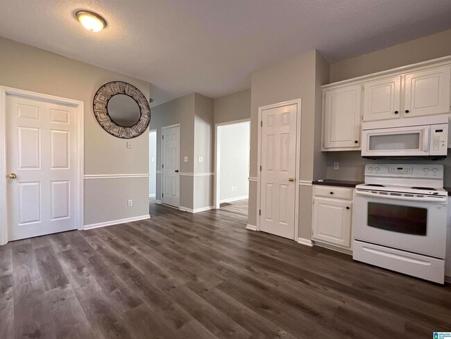 Building Photo - Beautifully Maintained 3BR Home with Extra Living Space