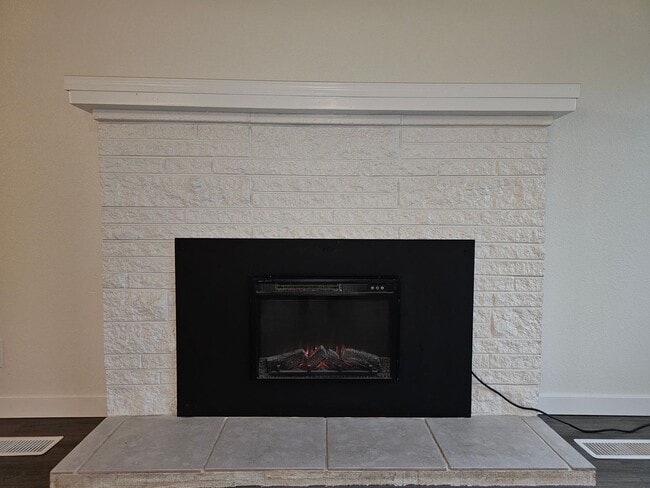 Building Photo - Beautiful Renovated 4 bedroom home For Ren...