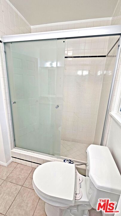 Building Photo - 132 S La Peer Dr