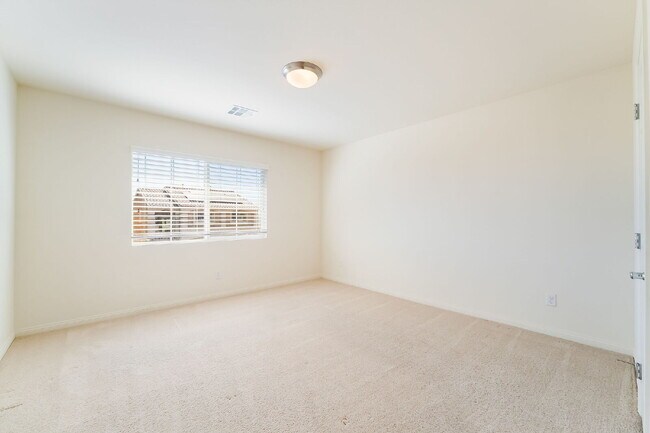 Building Photo - 4 bedroom home, 4 bathrooms,  with a fully self  contained casita with a 3 car garage