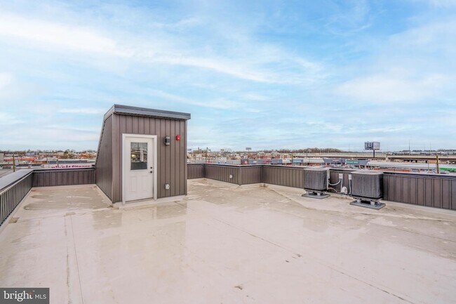 Building Photo - 2323 E Cabot St