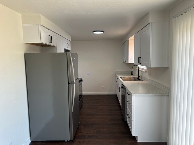 Building Photo - Beautifully updated 2 bedroom 1 bathroom d...