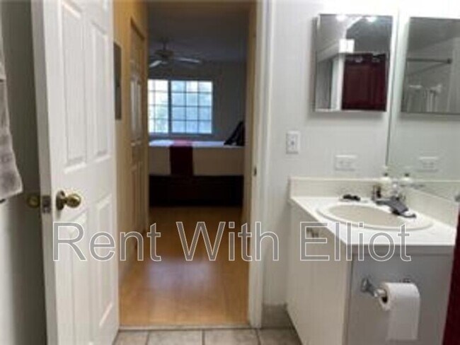 Building Photo - 2021 SE 10th Ave