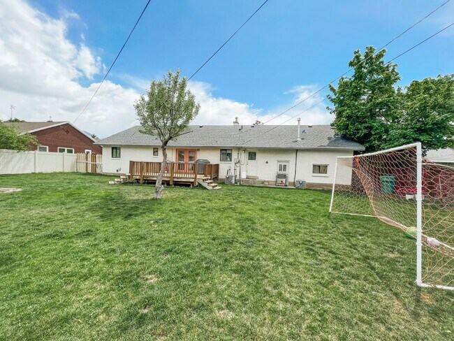 Building Photo - Stylish home ready for comfortable living