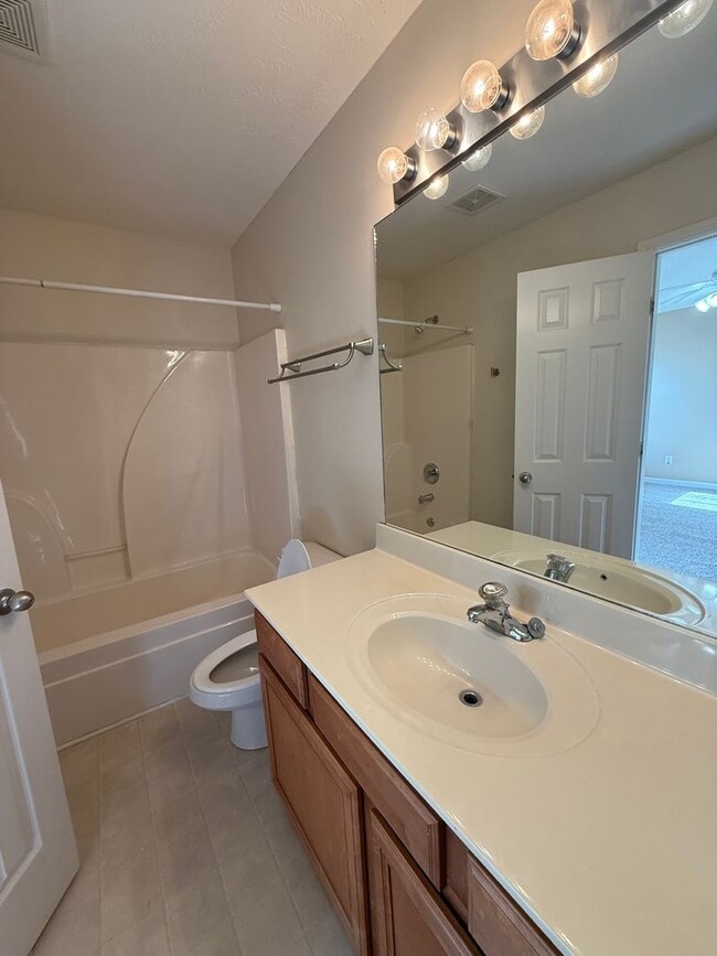 Building Photo - Roommate friendly floorplan minutes from downtown