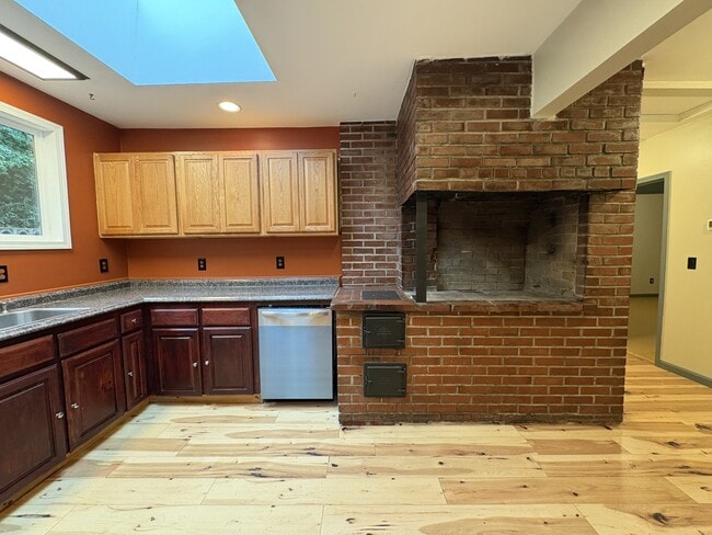 Building Photo - 4600 NW Cornell Rd