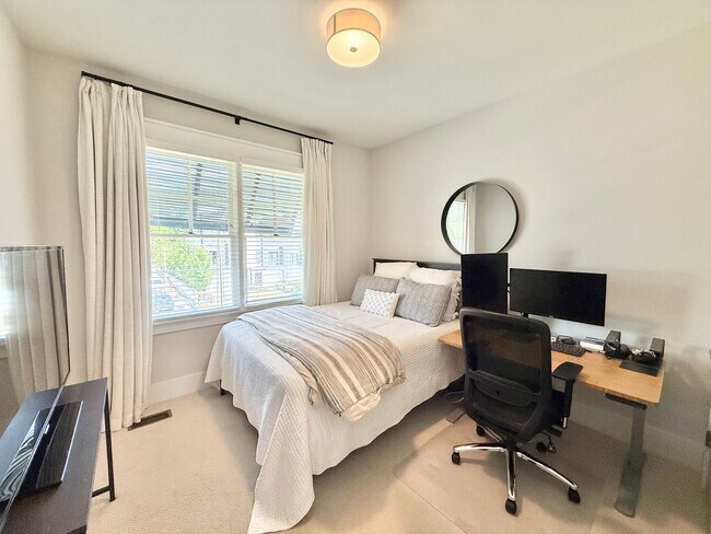 Building Photo - Stunning 3BD, 2.5BA Downtown Raleigh Home with Modern Updates, Large Fenced In Backyard, Fire Pit...