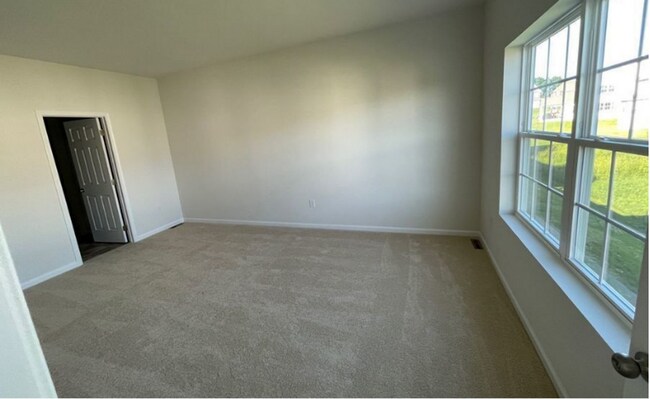 Building Photo - Stunning 4 bedroom 2.5 Bathroom Home in Ma...
