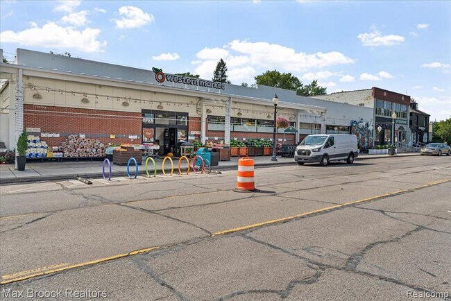Building Photo - 513 W Nine Mile Rd