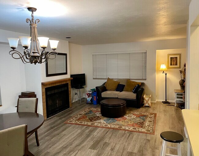 Building Photo - 1351 S Main St