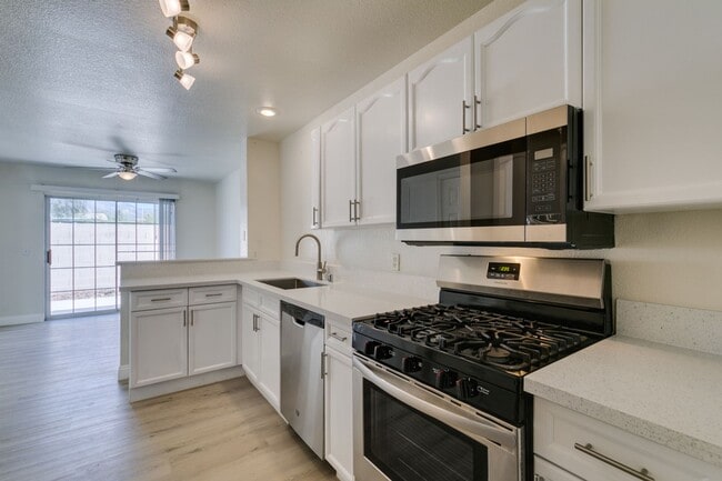 Building Photo - 3 Bedroom Townhouse with attached garage i...