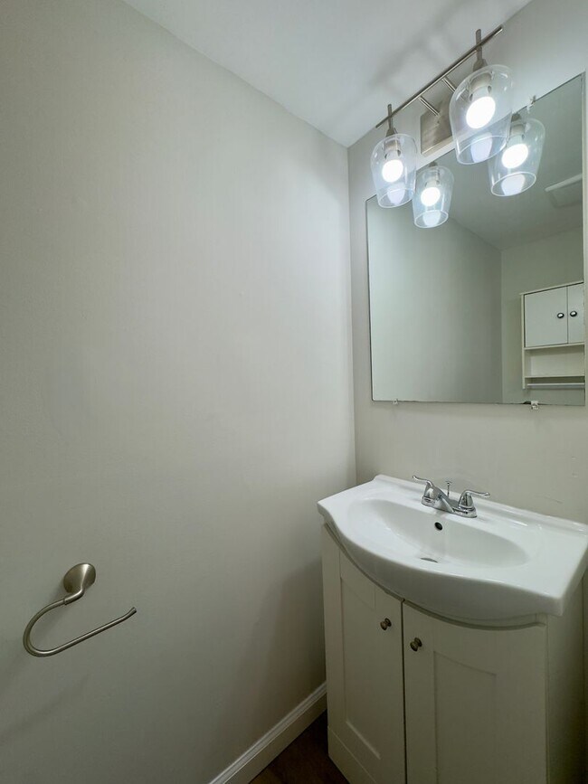 Building Photo - Charming 3 Bedroom/2.5 Bathroom in Parkville, MD!
