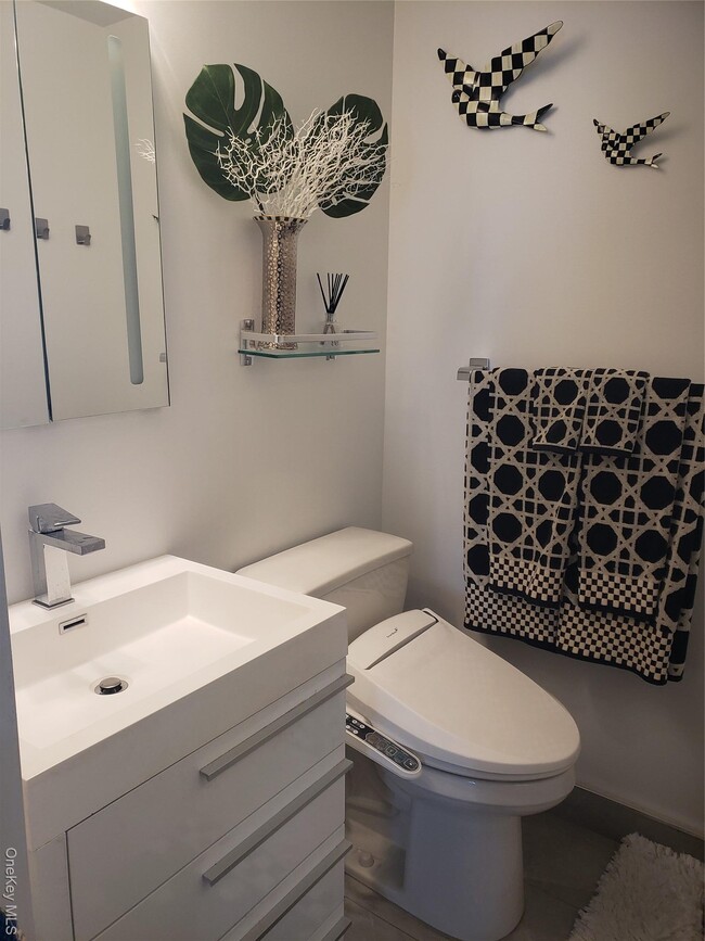 Building Photo - 100 W Broadway