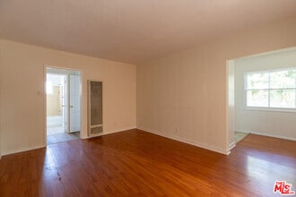 Building Photo - 1316 1/4 S Barrington Ave-1316